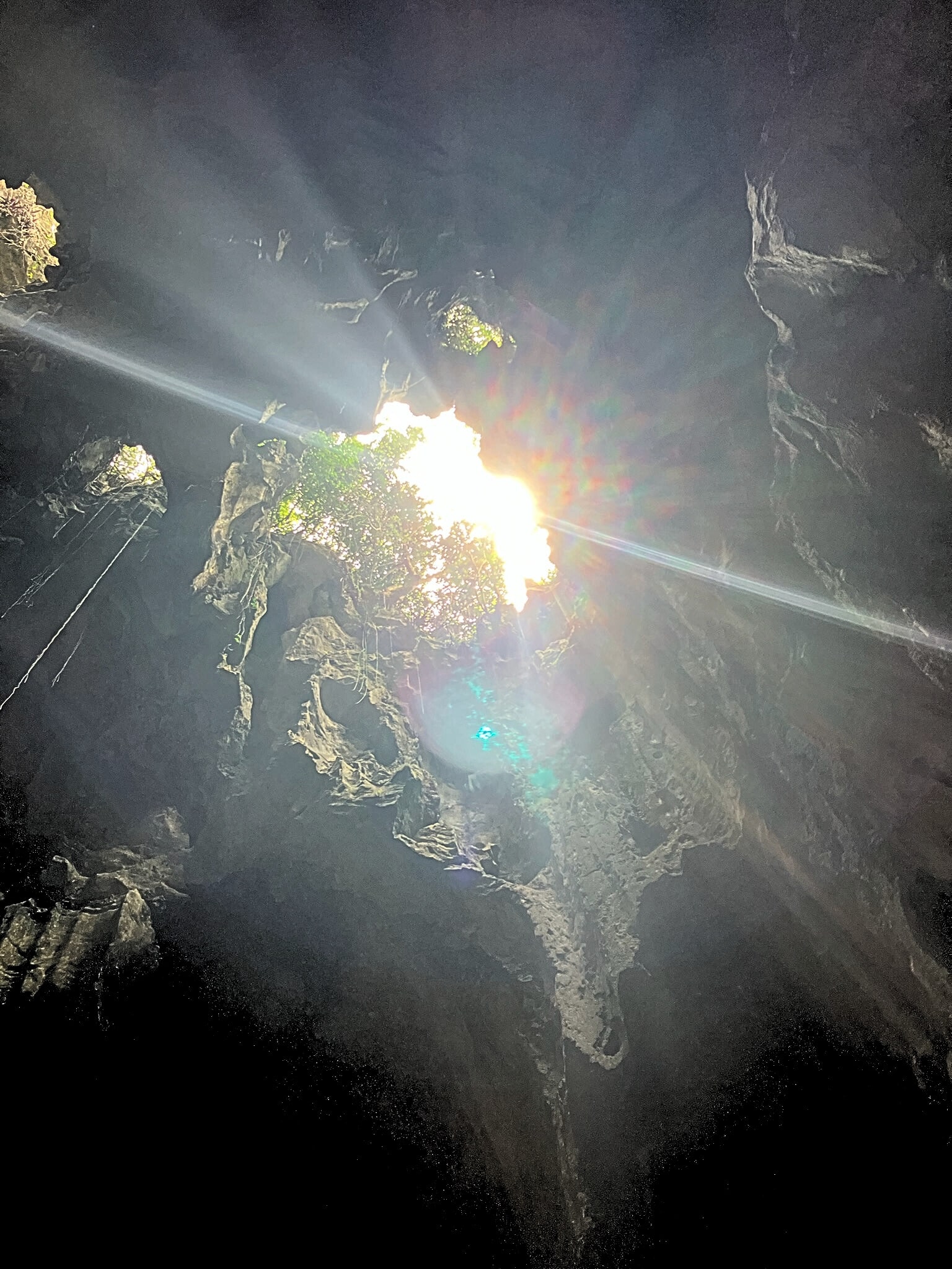 空爆を受けた形跡が残る