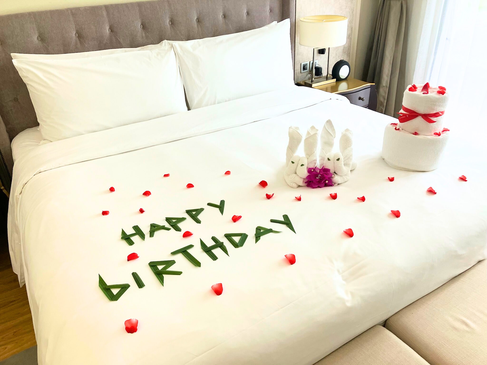お誕生日仕様のベッドメイキング
